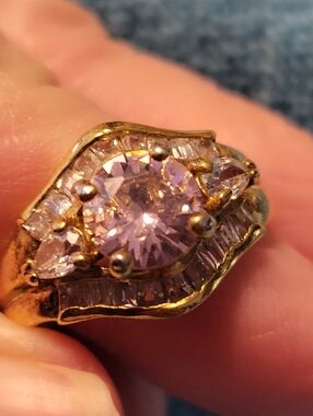 Gorgeous Gold-Tone Women's Ring with Pink Center Stone Size 8